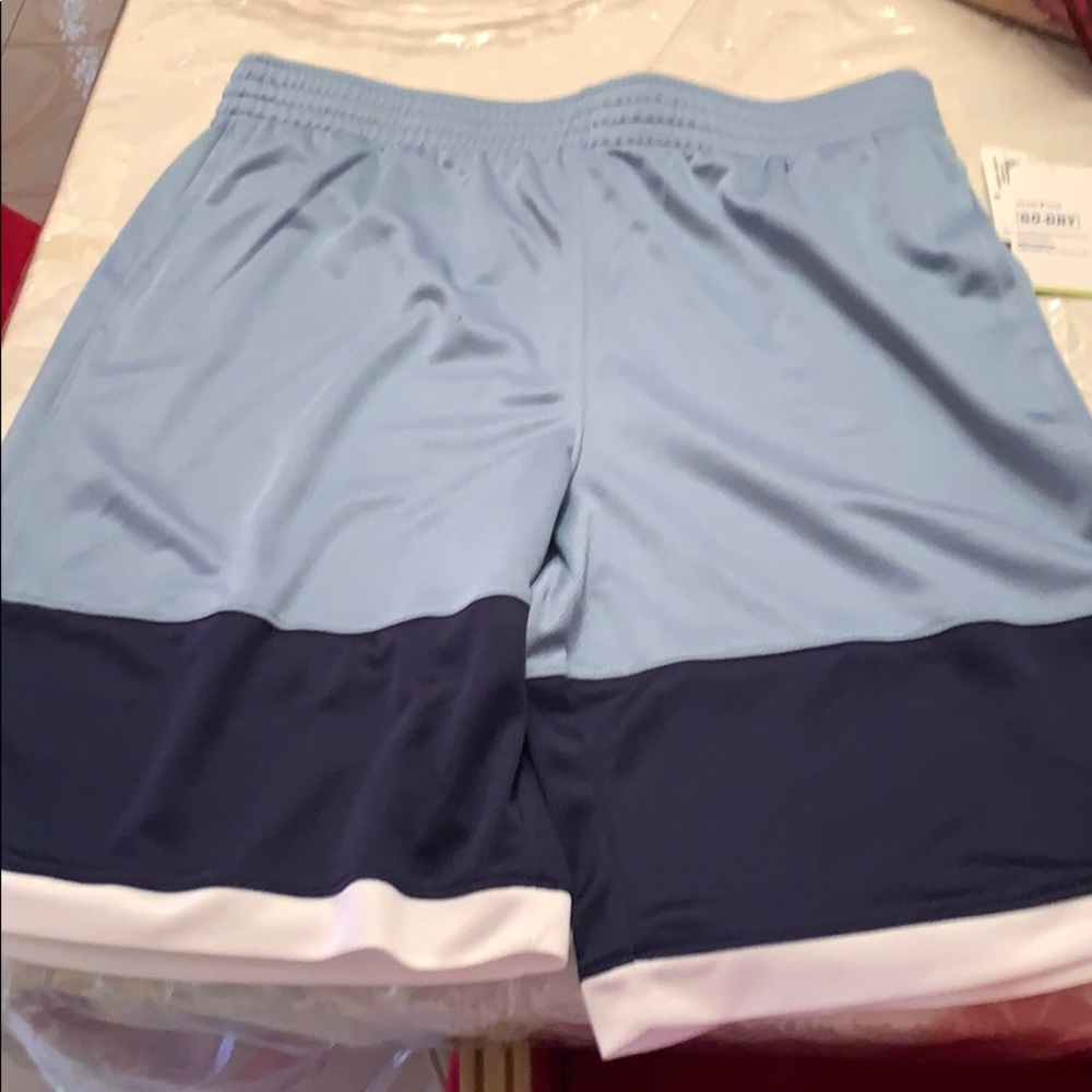 NWT Old Navy active men’s shorts, size medium.
